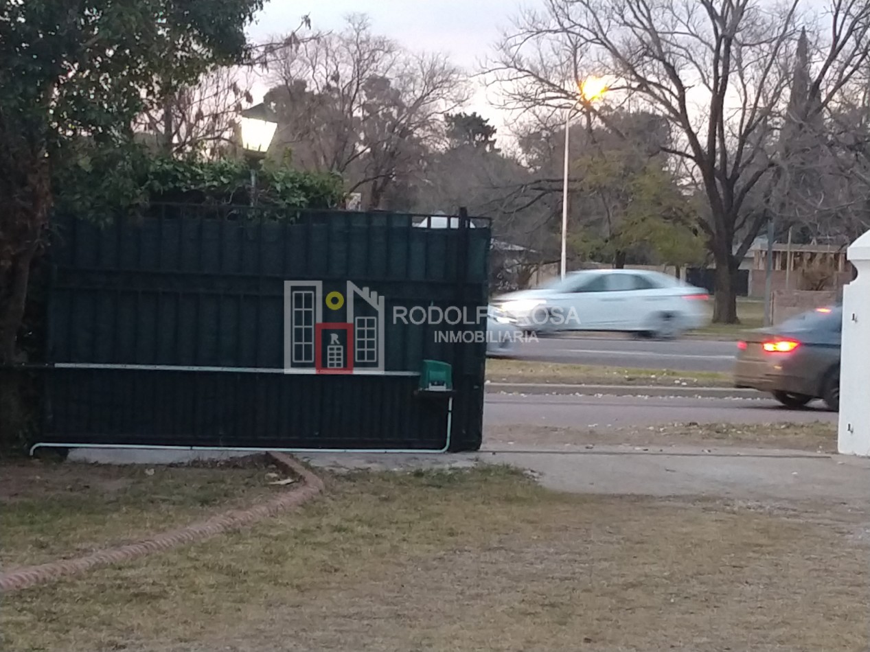 Imponente casasquinta ubicada en un lugar privilegiado de la ciudad de Santa Rosa, La Pampa