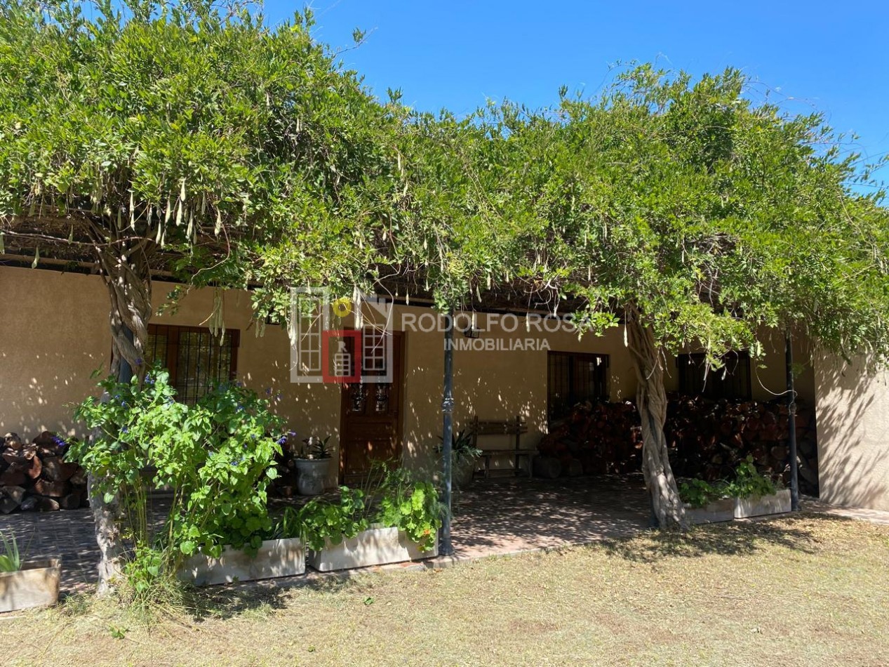 Hermosa casaquinta con excelentes detalles de terminacion, ubicada en calle Lebenson, de Santa Rosa, La Pampa