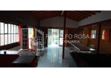 Casaquinta a la venta con 1670 m2 de terreno en esquina de Cayupan y Azurduy, Santa Rosa,, La Pampa